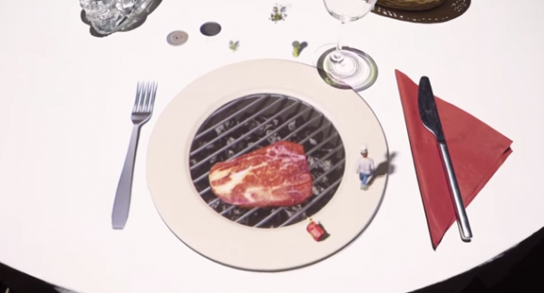 Beamer-Steak-grillen-am-Tisch-Animation-1