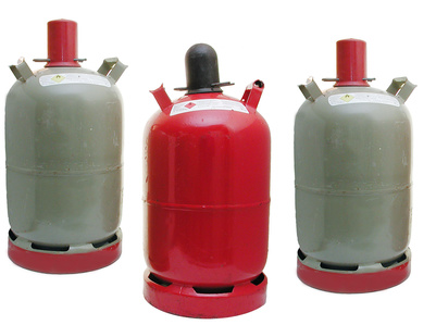 Propangasflaschen (graue Eigentumflasche, rote Mietflasche)